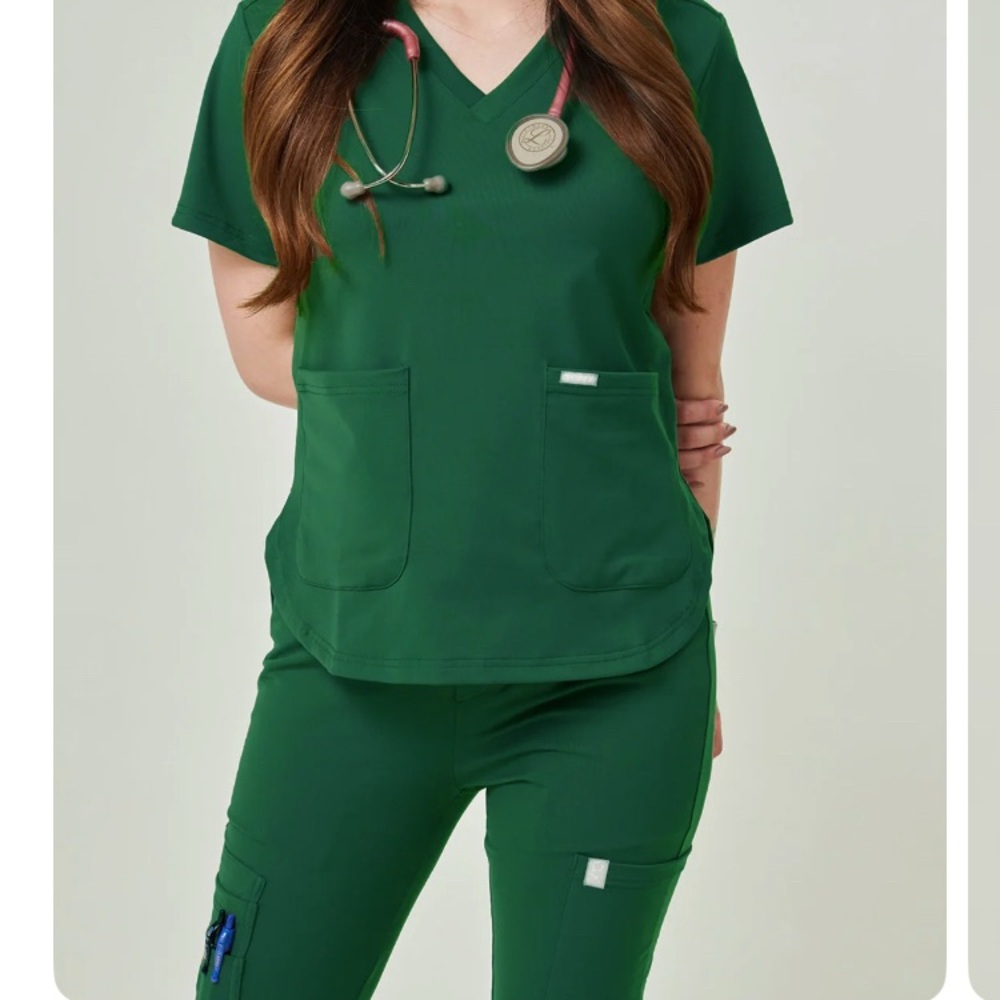 Women’s Scope scrub set in XXS. Color is Forrest Green.